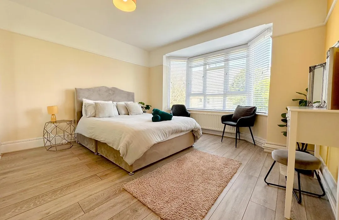 Bournemouth 3 Bedroom - Parking-1