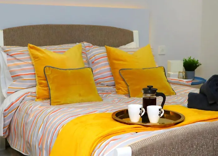 Trendy Urban Industrial - Great Location - Parking - Fast Wifi - Smart Tv - Beautiful 2 Double Bedroom Sleeps Up To 4!