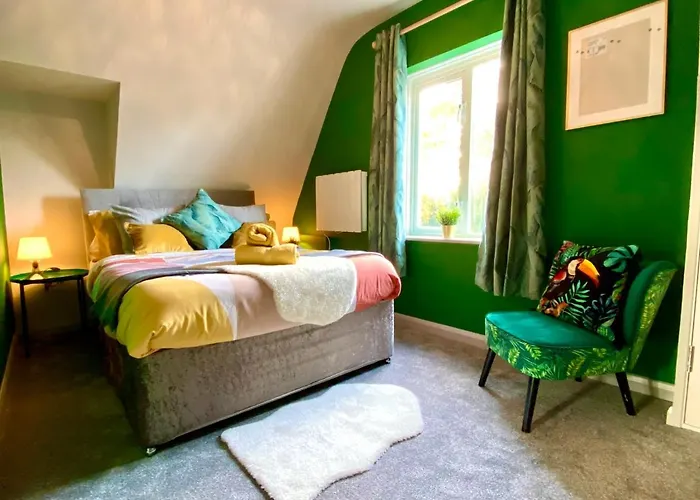 Stylish Beachside Haven: 2-Bedroom Apartment Near Bournemouth